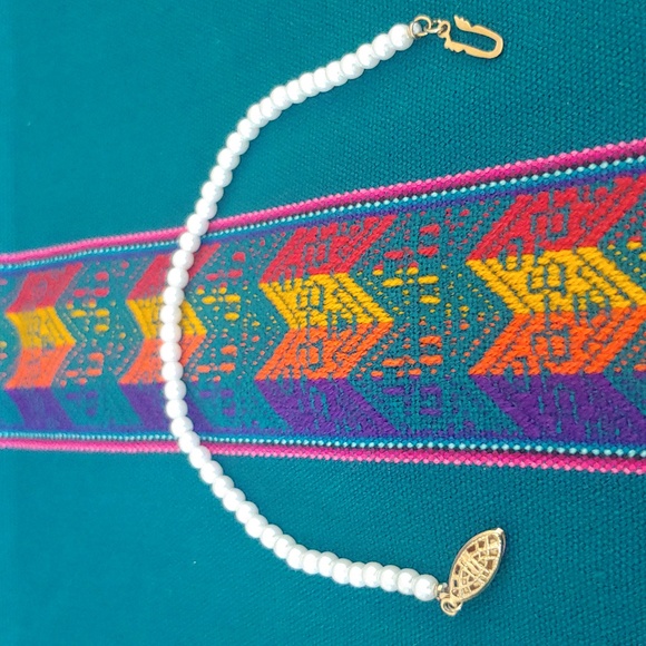 Vintage Petite Faux Pearl Women's Bracelet, 7.5 inches, White/Gold-tone - Picture 6 of 10